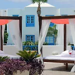 Отель Aqua 4*